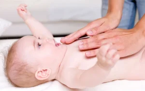 ماساژ دادن سینه یک کودک