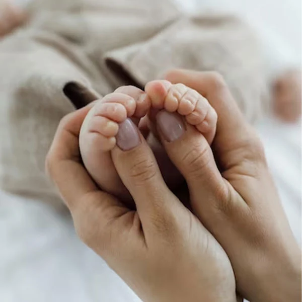 ماساژ دادن جفت پاهای یک نوزاد